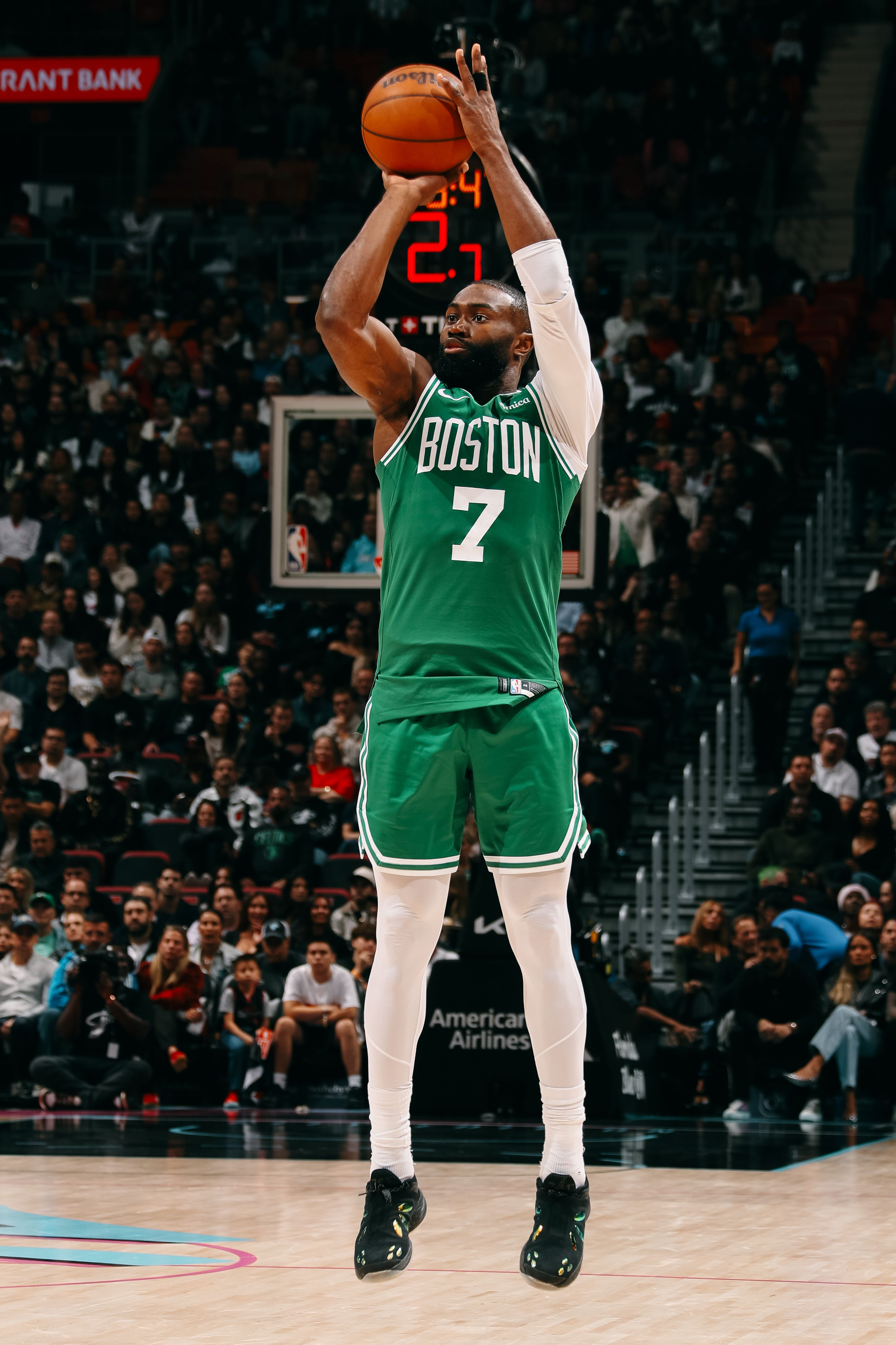 关键！杰伦-布朗三分线外颜射对手反超比分！107-105中文投票链接网页链接英文