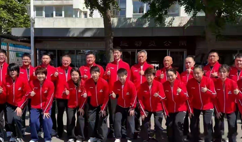 4.27国乒启程亮相：王励勤C位，孙颖莎与王曼昱同框 王楚钦大格局4月27日，国