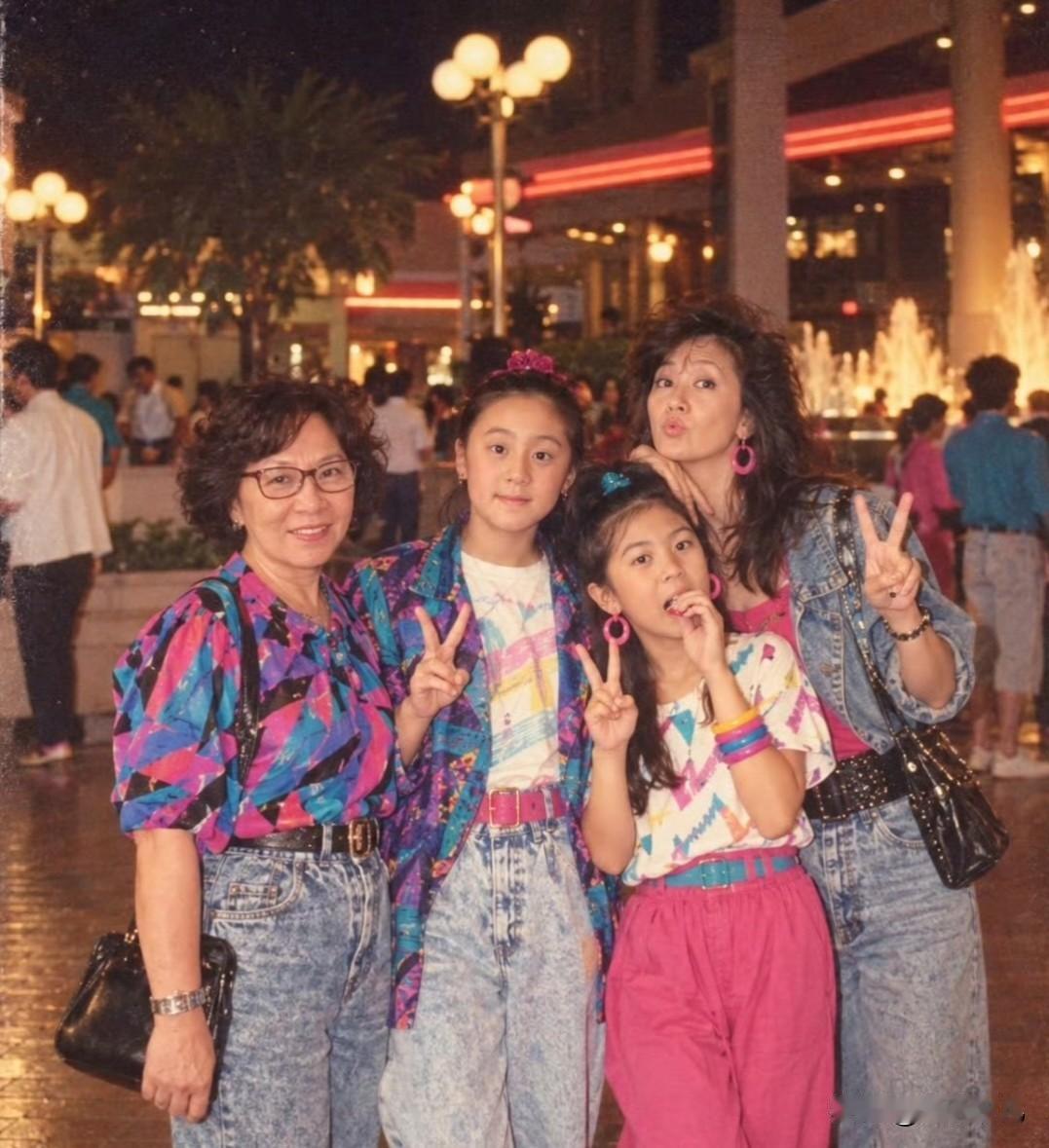 贾静雯女儿咘咘波妞长这么了


贾静雯女儿咘咘和波妞都长成了亭亭玉立的小美女，大
