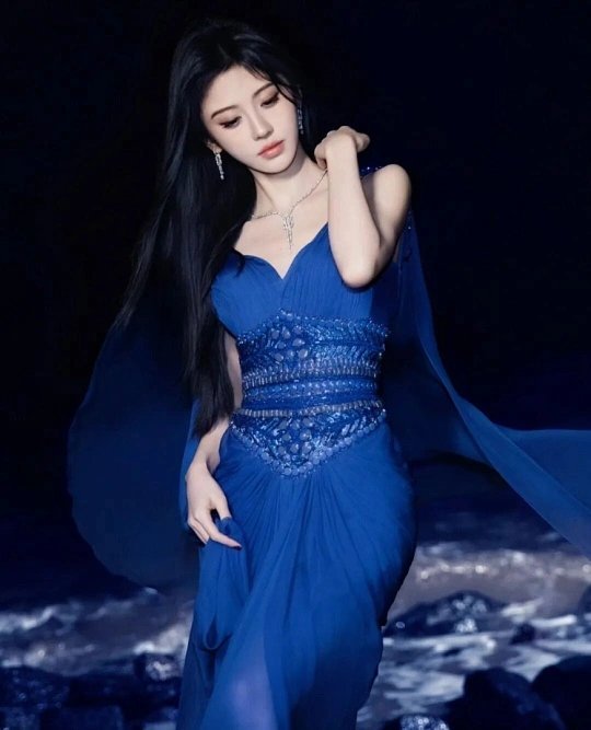 鞠婧祎深海美人鱼公主这下总算明白什么是真正从深海奔赴人间的公主，鞠婧祎一身流动感