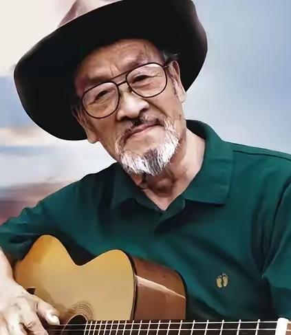 68岁重穿军装，75岁拿功勋章：这位“西部歌王”只认“传歌人”身份
 
新疆军区