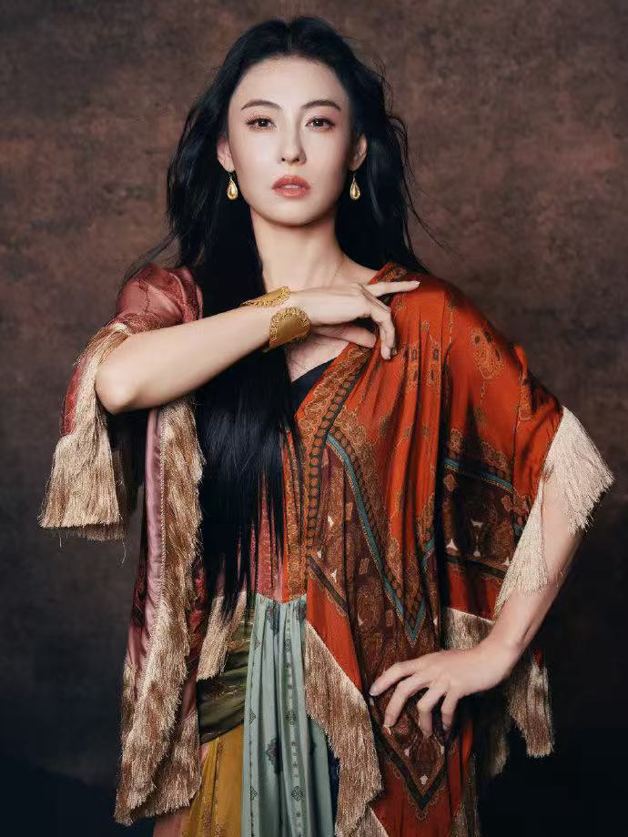 张柏芝演唱会状态 张柏芝昨晚青岛演唱会状态夯爆，长得美就算了唱得还好听，舞台上那