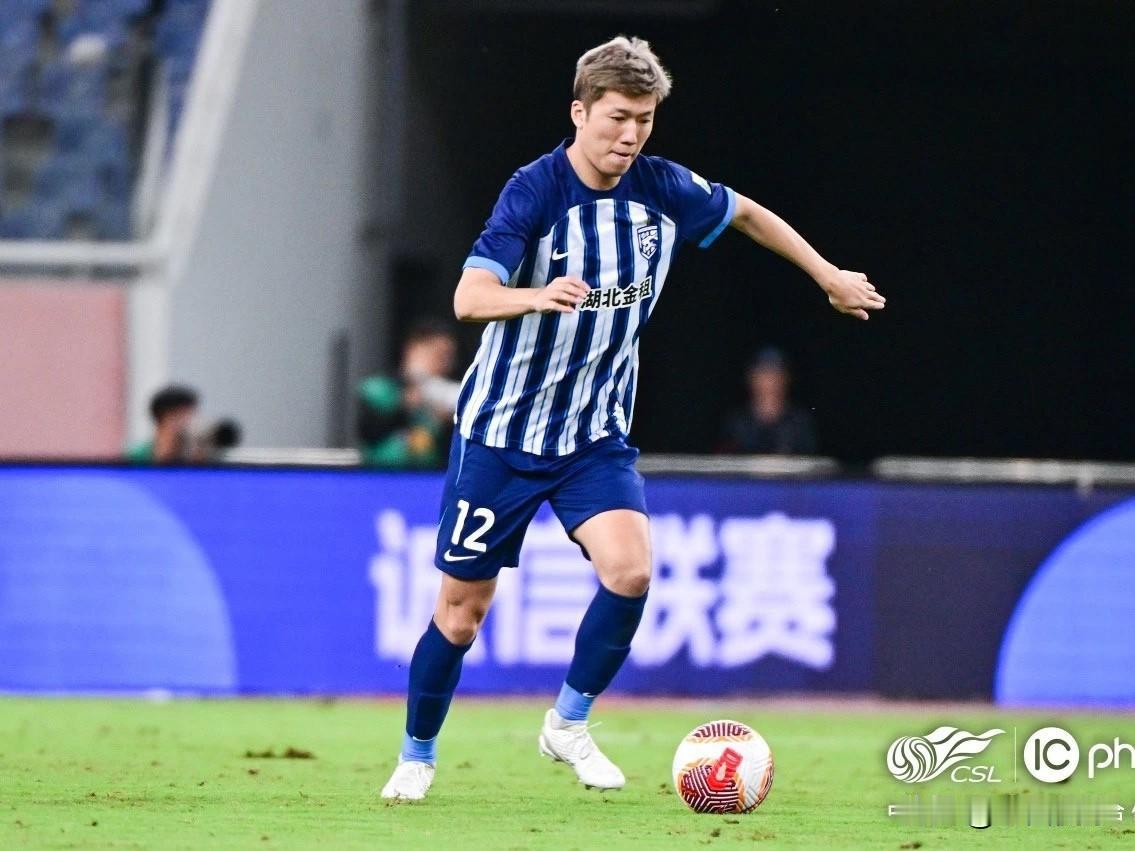 国安绯闻内援---张晓彬…目前北京国安有意引进深圳新鹏城后腰张晓彬来补充后腰位置