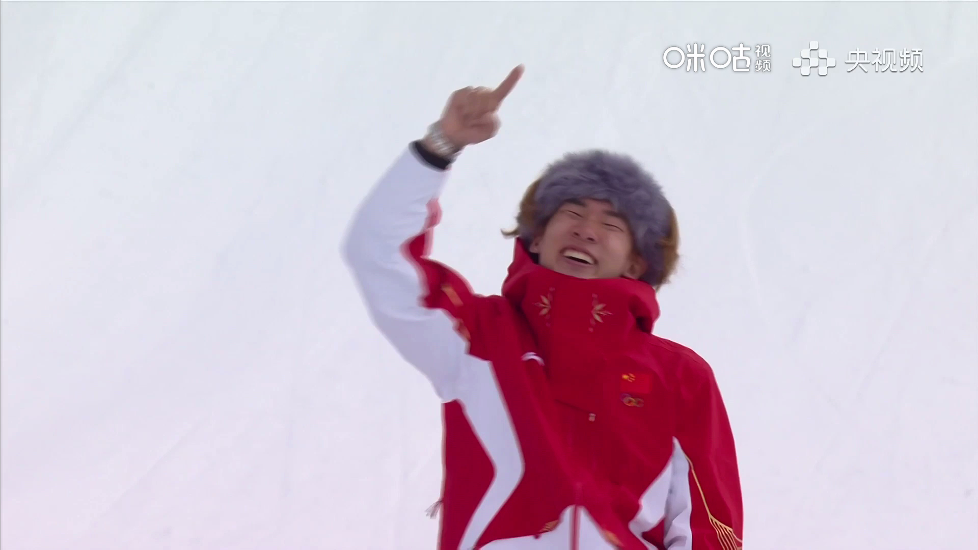 #苏翊鸣手势比1# 在领奖台上自信比出 “1”，这是属于他的巅峰，也是中国单板滑