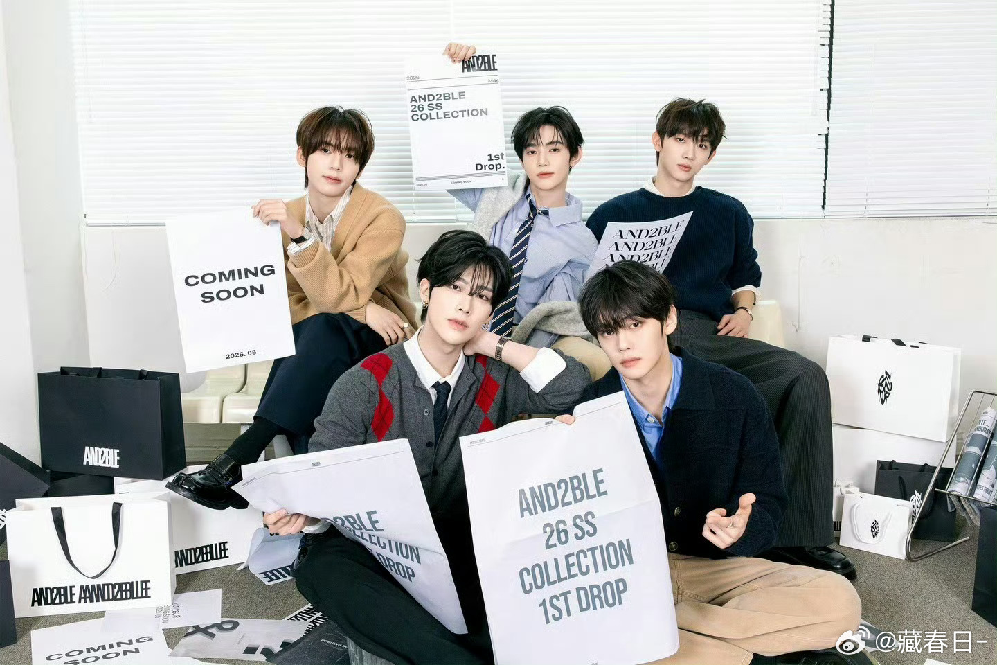 乐华新男团AND2BLE五人公式照，拍得还不错哎，我喜欢这个风格章昊 Ricky