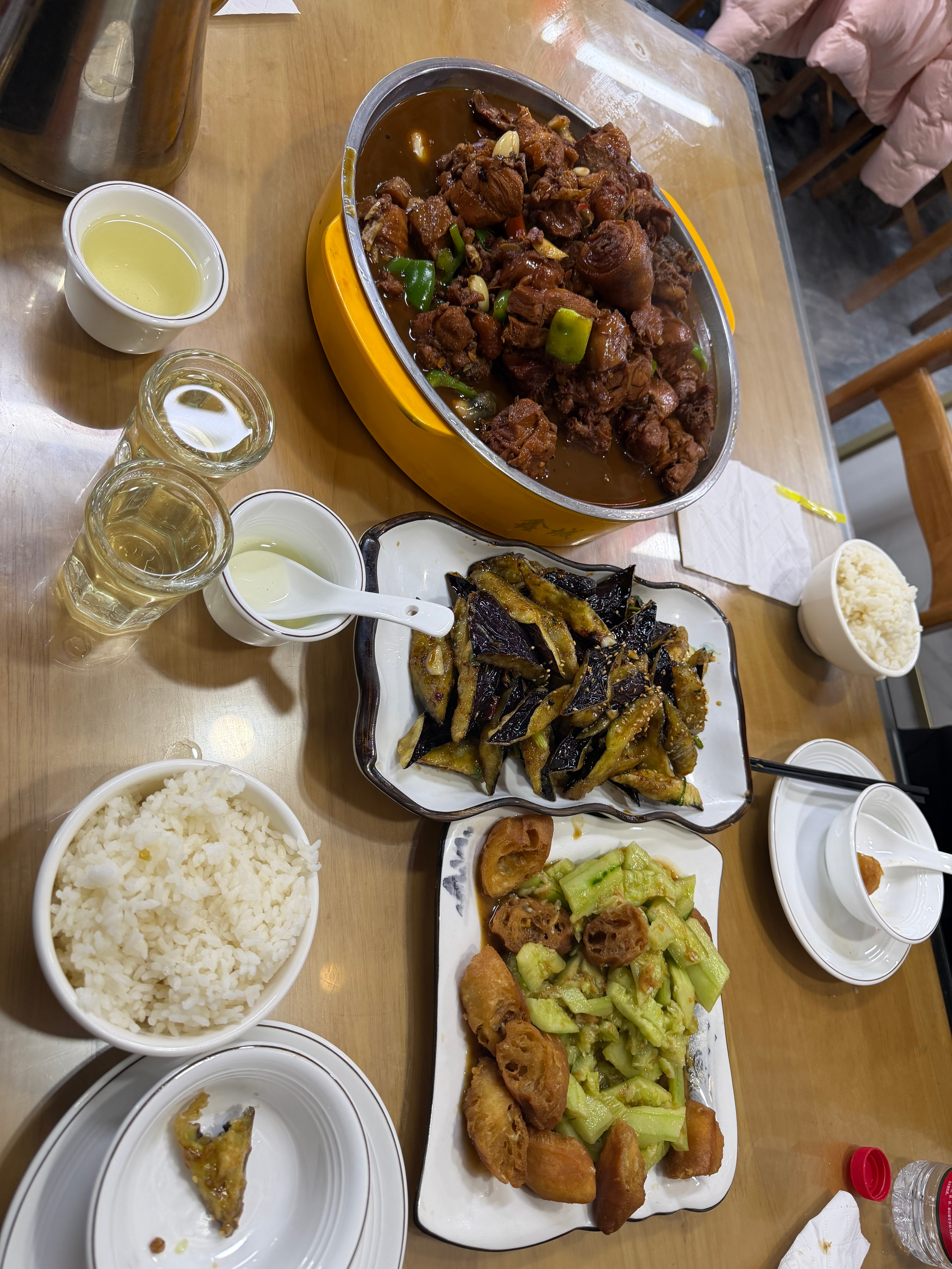 泰安这菜分量真足啊。俩人完全吃不完。这个炸油条办黄瓜是第一次吃，无比好吃。 泰安