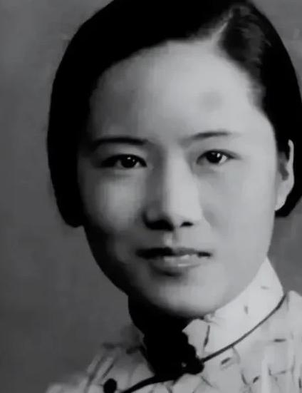 她帮美国造出原子弹，37 年后回国，见到周总理第一句话是：“我找不到父母的坟了。