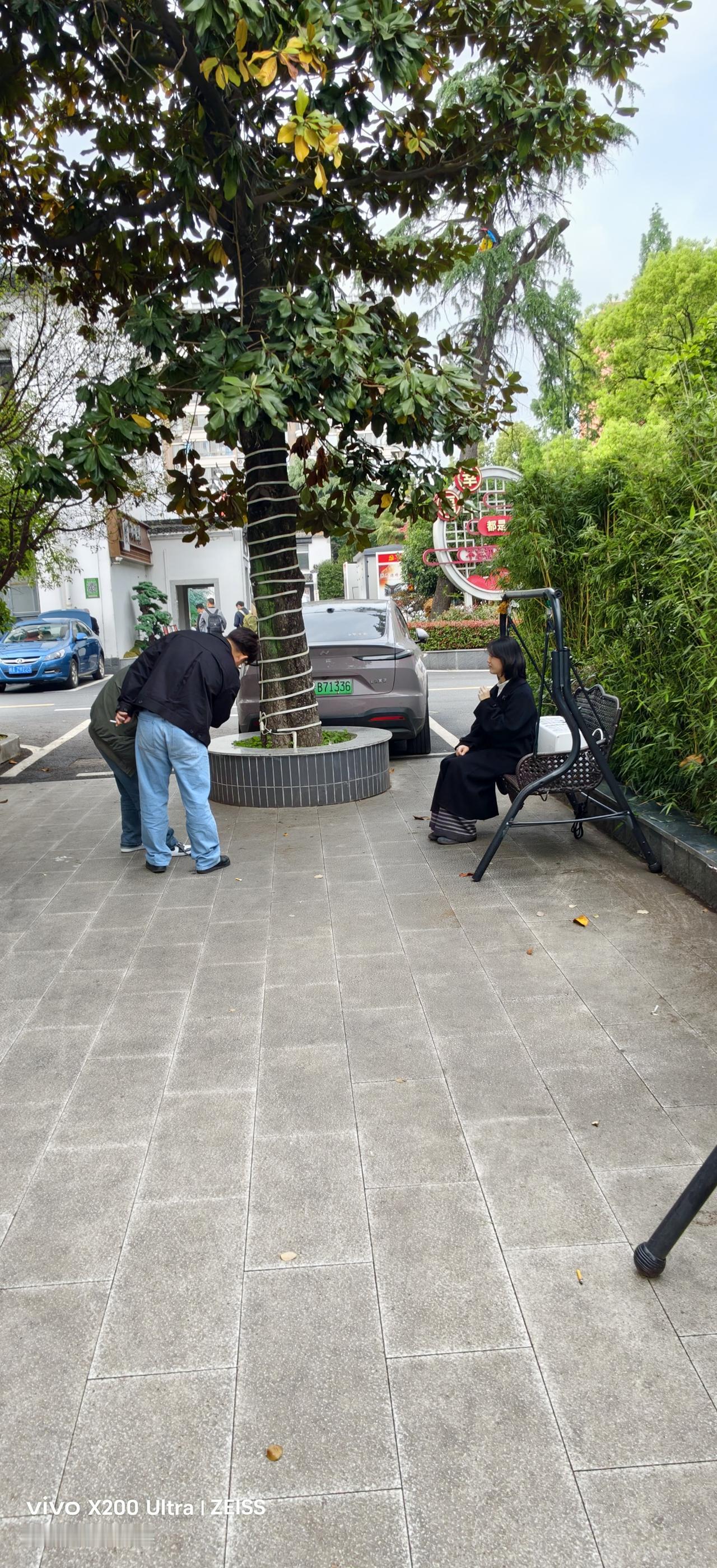 真心话茶局现在直播随处可见。我们在旅游景点，在行进的旅途，甚至在路边的小吃摊，都