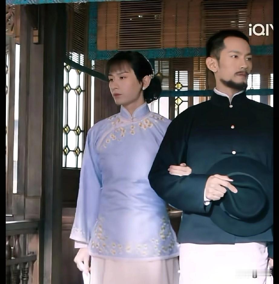 哈哈哈哈哈哈哈[捂脸]成毅[呆无辜]，看到他扮演的这个角色，原谅我不厚道地大笑！