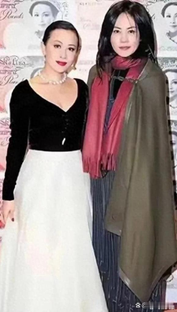 当年王菲赴港为刘嘉玲庆生的画面太圈粉！她完全不惧年龄、不畏人言，一身前卫穿搭尽显