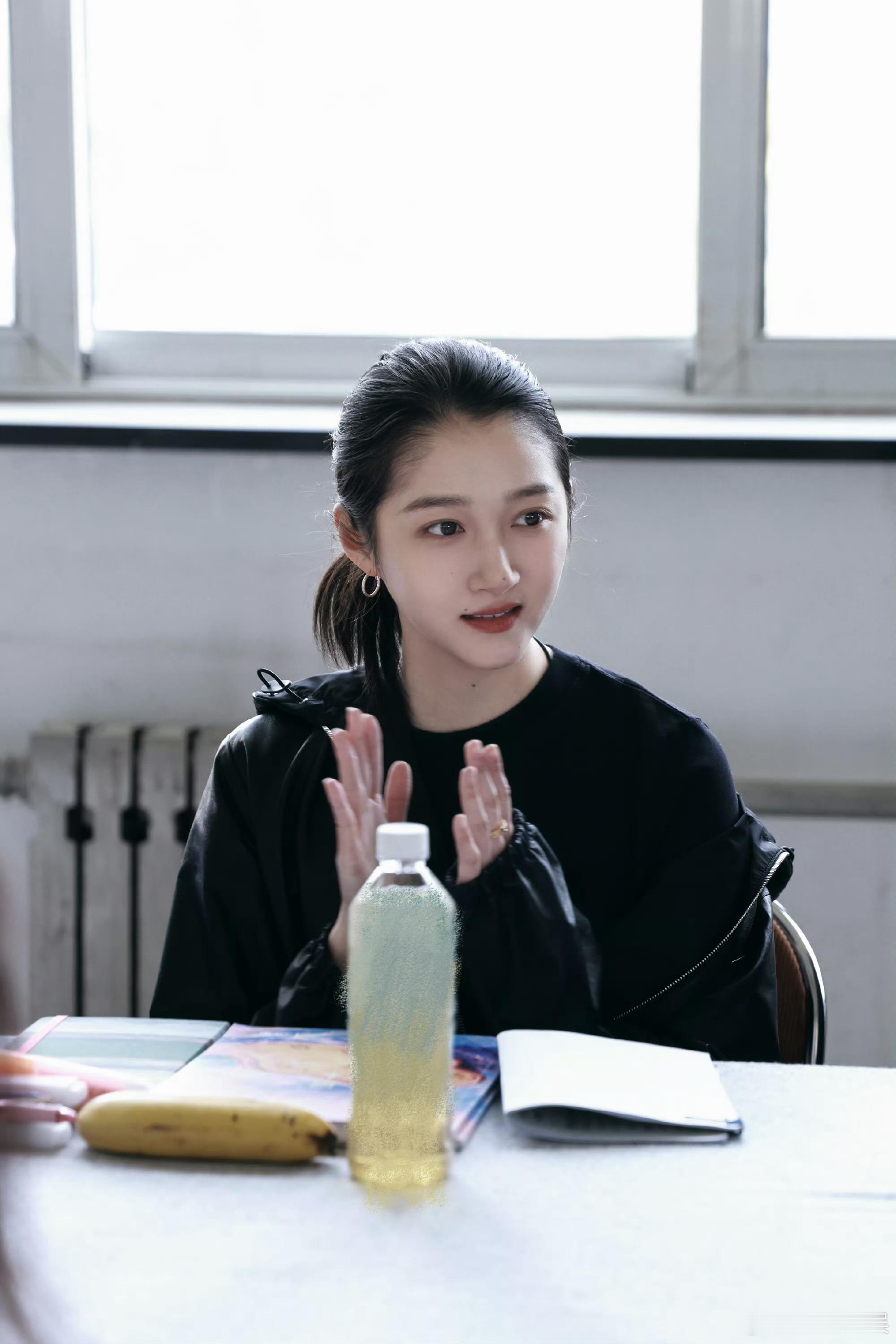 关晓彤贴头皮围读照关晓彤剧本围读ing 关晓彤贴头皮围读照，好看 