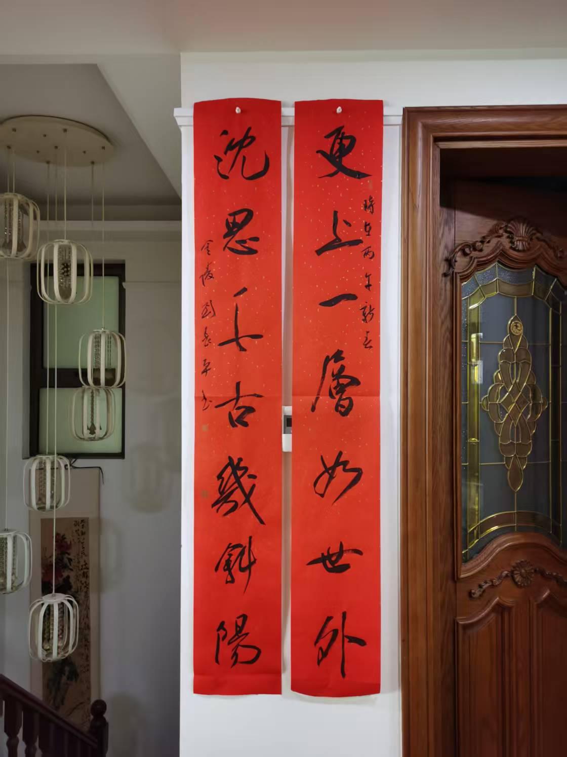 更上一层如世外，沈思千古几斜阳！这是梁启超集字联，刘长平书写。登上更高的一层，仿