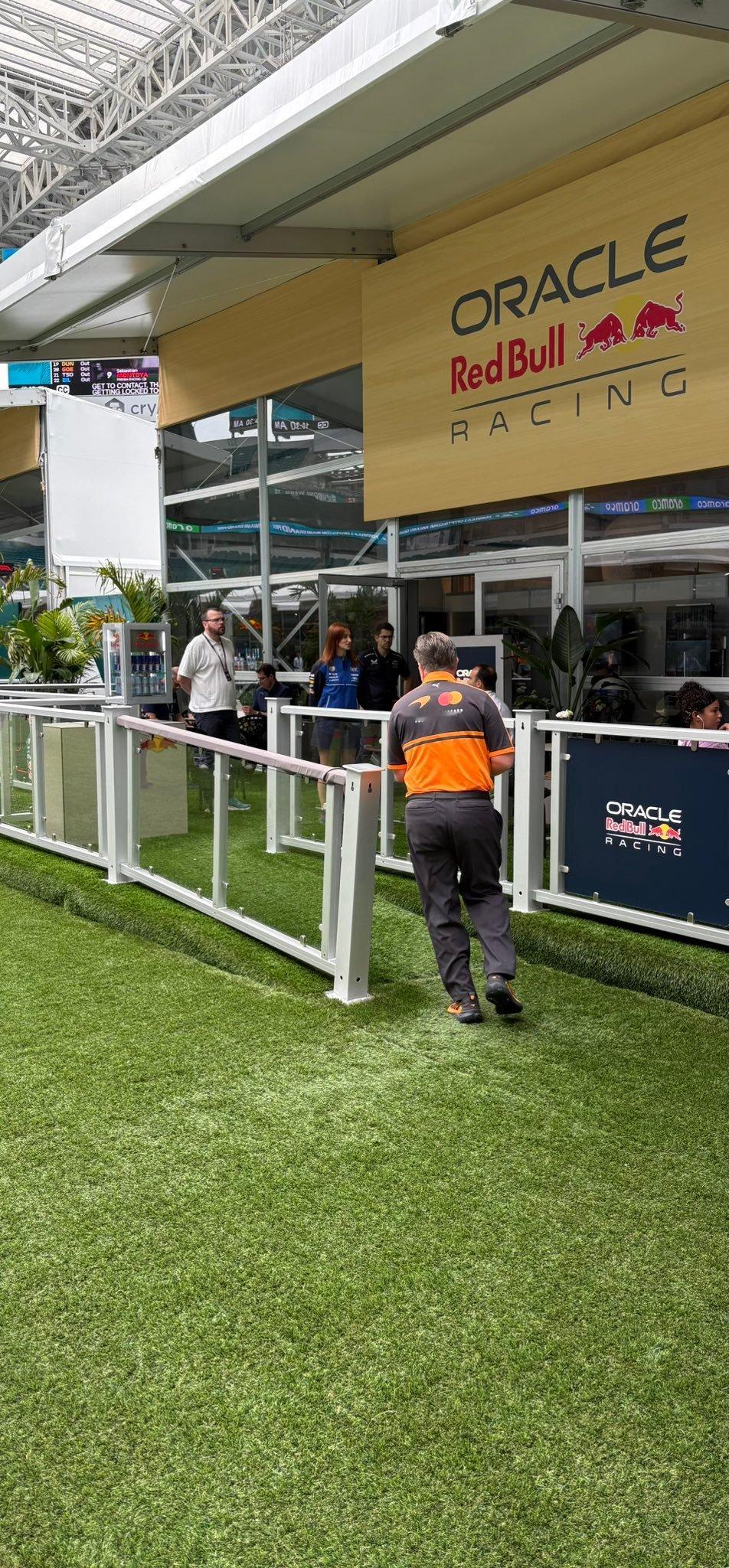 f1 迈凯伦车队CEO扎克·布朗去了红牛那里，估计是去聊GP的事情～2026f1