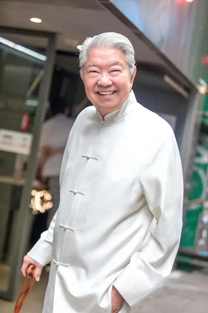 2004年，黄霑因肺癌去世，倪匡听闻噩耗，三天都吃不下饭，金庸一夜无眠，而蔡澜的