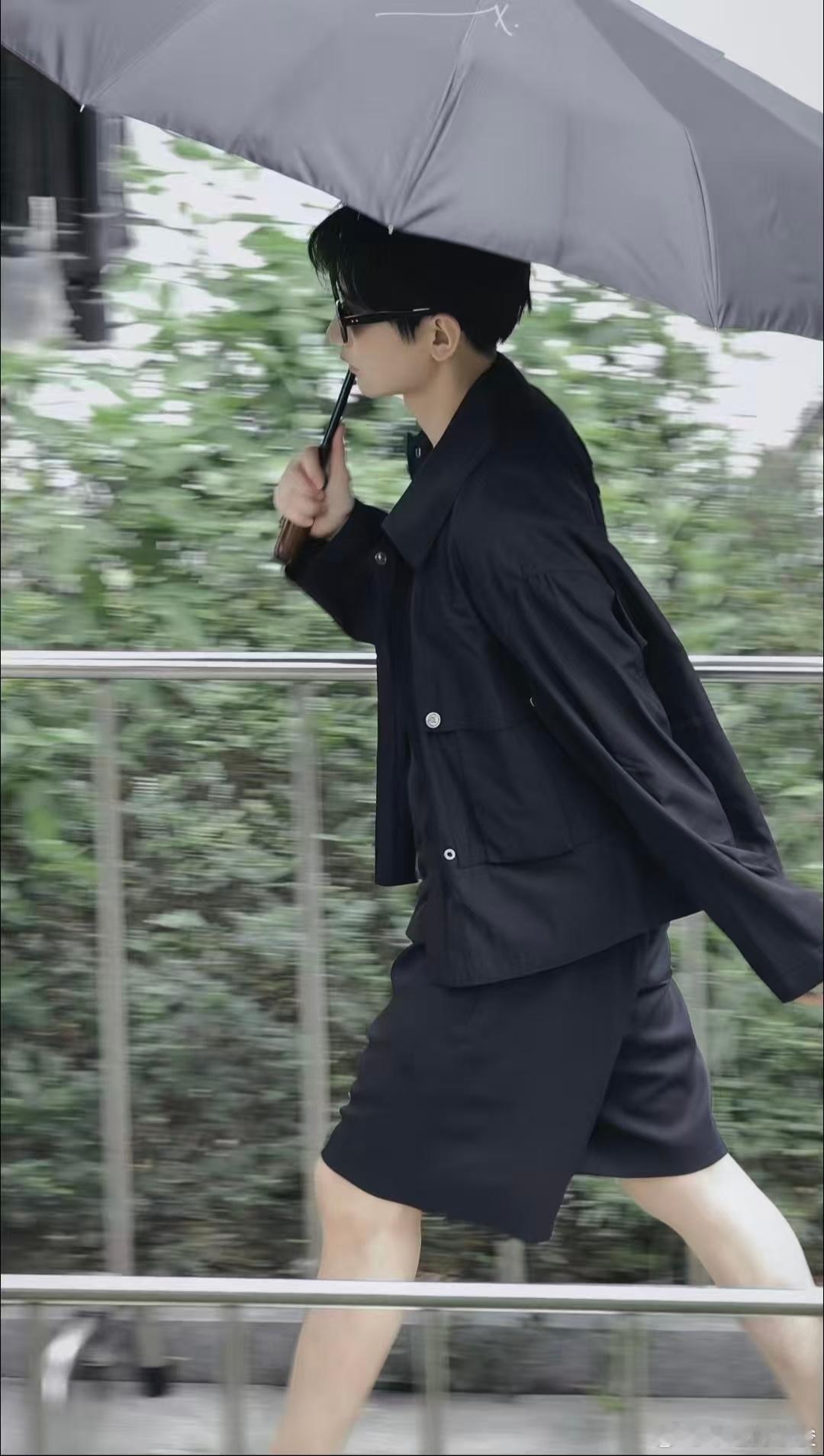 剧集狩谎[超话] 成毅的每一件私服我都很喜欢，比如昨天这一身，很有品。 ​​​