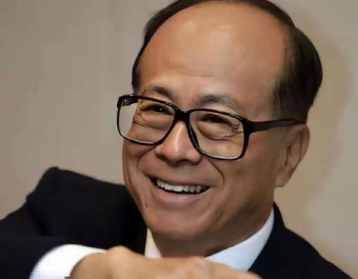 两个90多岁的老头，同时跑了。
97岁的李嘉诚，95岁的巴菲特。
一个在香港，一