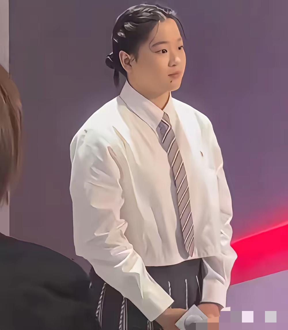 全红婵逃不过基因！
可能真的是基因太强大了，
毕竟哪个女孩不发育呢？之前跳水的女