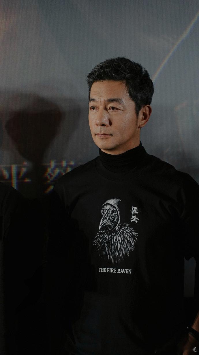 匿杀父亲为女复仇一个不留职场里的宏叔连抬头都带着怯懦，可当他戴上乌鸦面具，眼神里