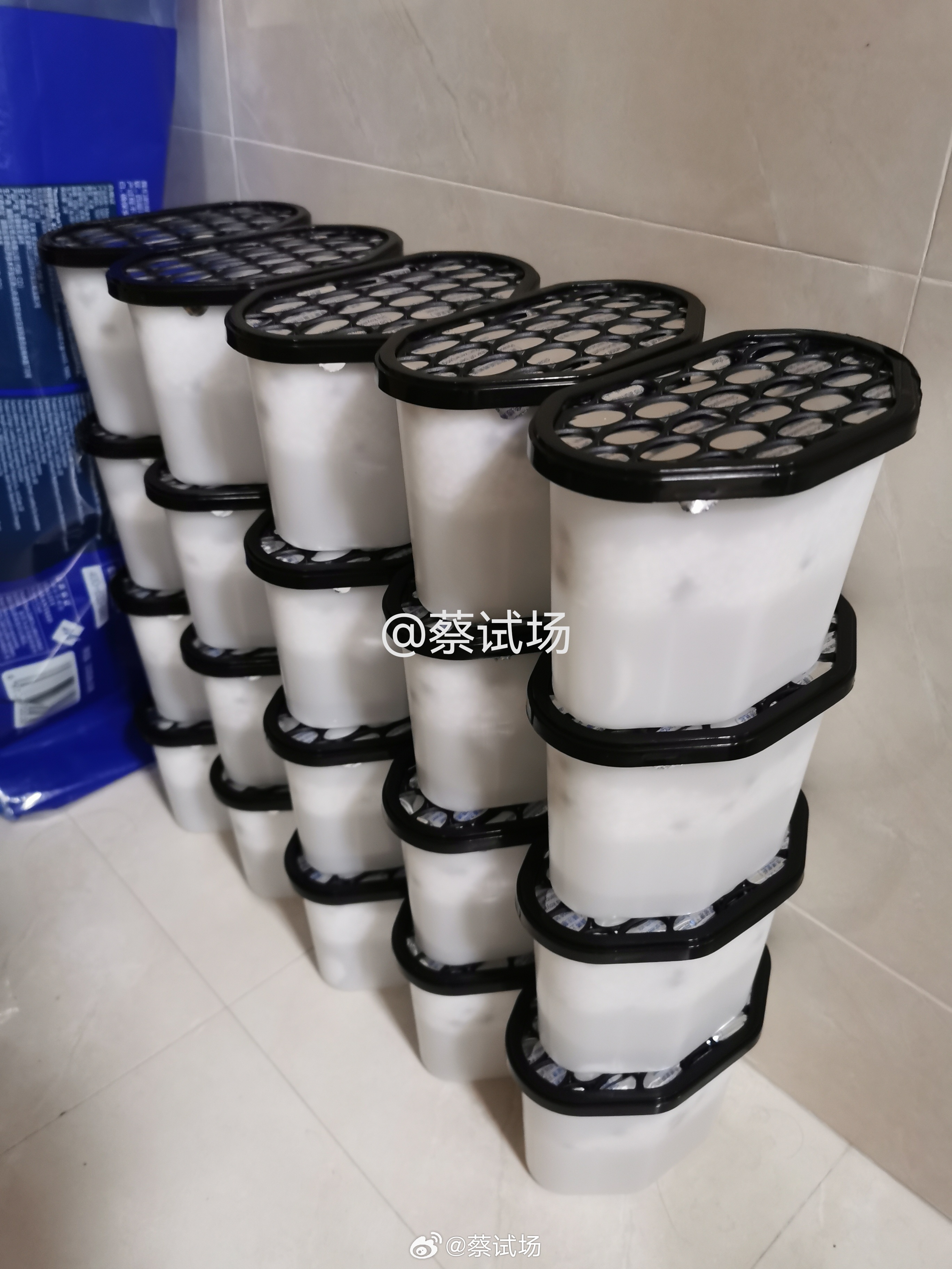 30 9盒。潮的时候一星期一盒。总好过长毛做深度清洁。虽然梅雨季过了，但座椅没通