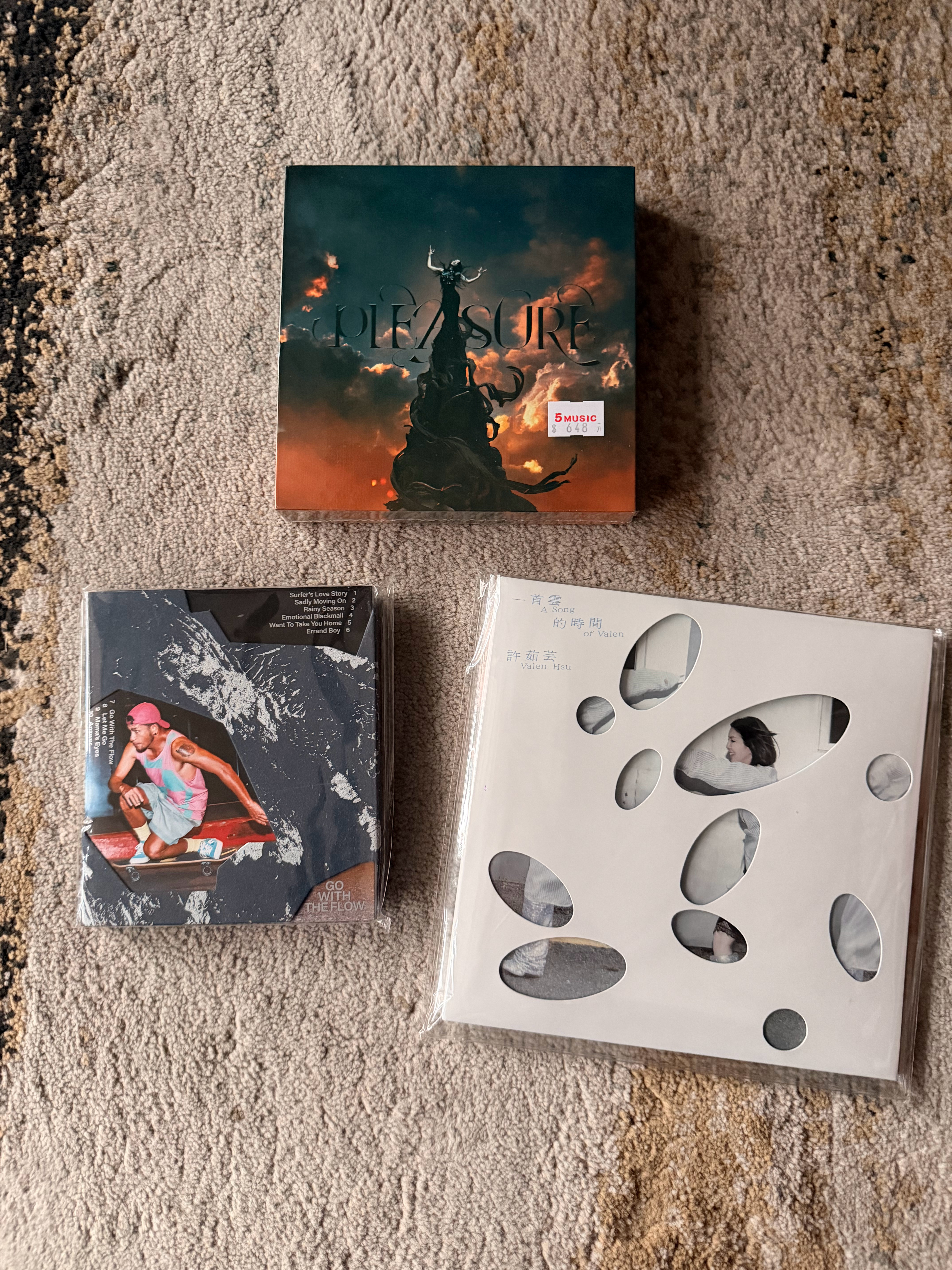 在许茹芸空降五大金榜冠军的这周，收到了来自台湾的唱片，正好张震岳也在亚军，华晨宇