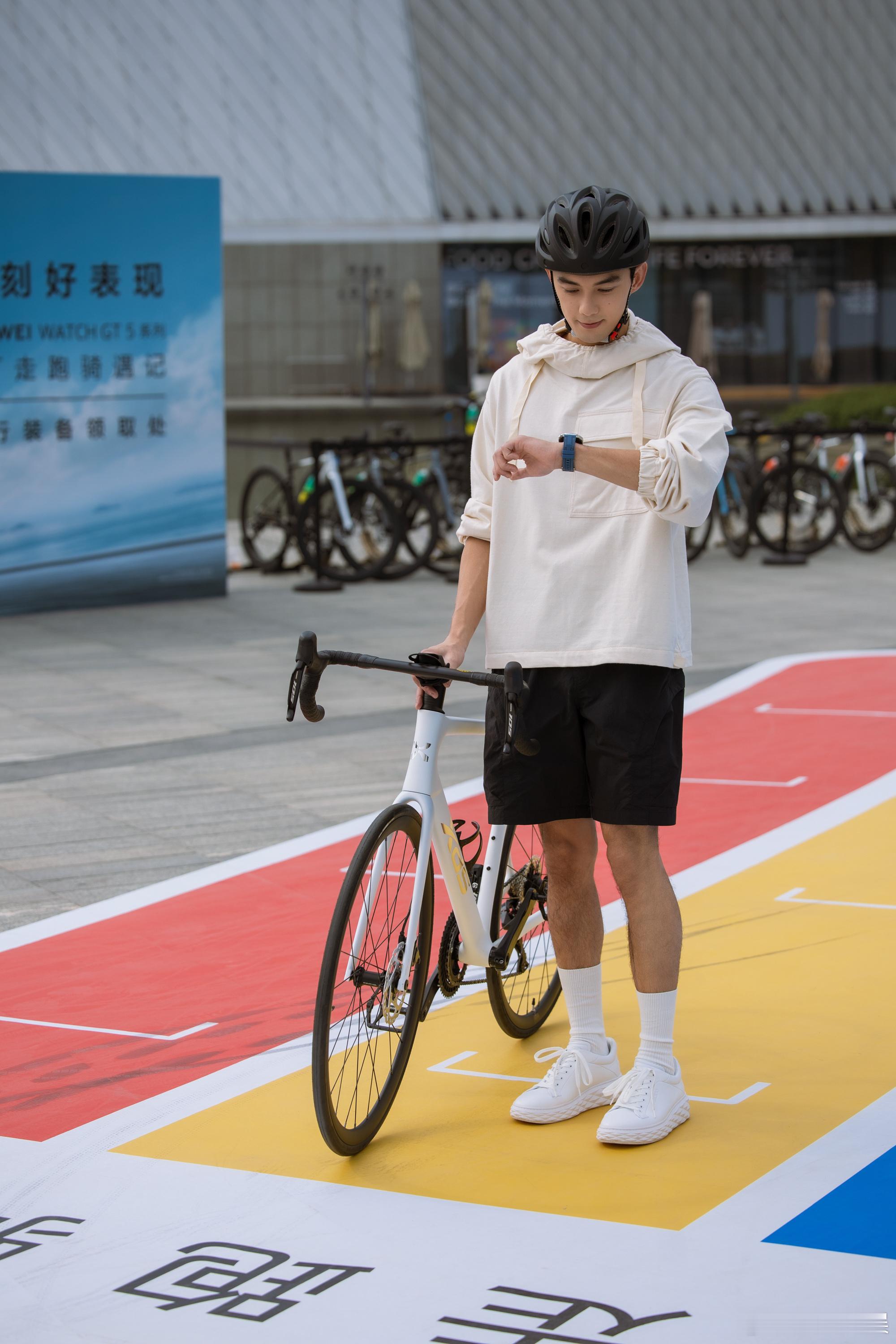 #吴磊海边骑行##吴磊妈生男大感# 吴磊身上流露出的男性特质真是令人赞叹，他就是