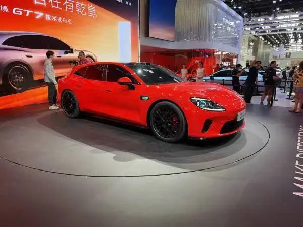 启境GT7凭借出众外观斩获国际认可，内饰打造星际空间，星际内饰设计新颕又大气，智