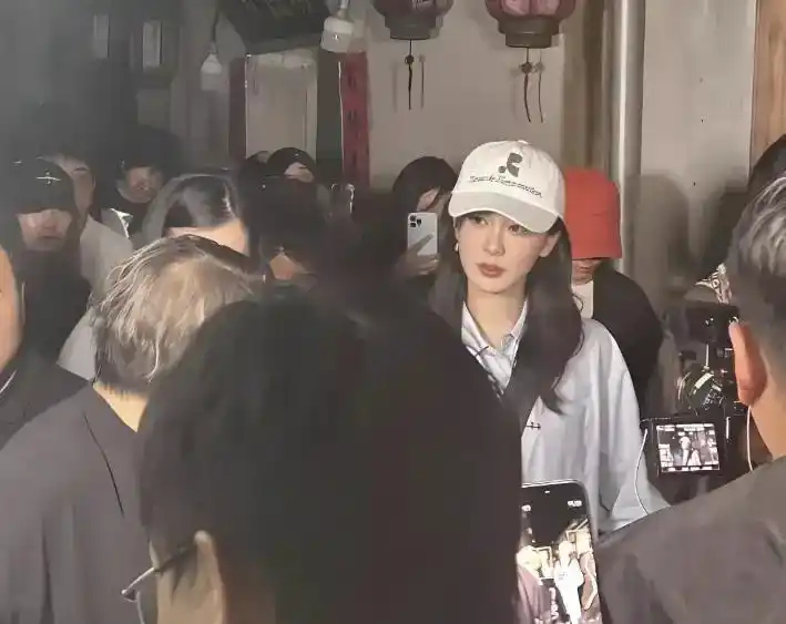 杨紫夜游宏村路透照曝光，真实状态堪比精修图 