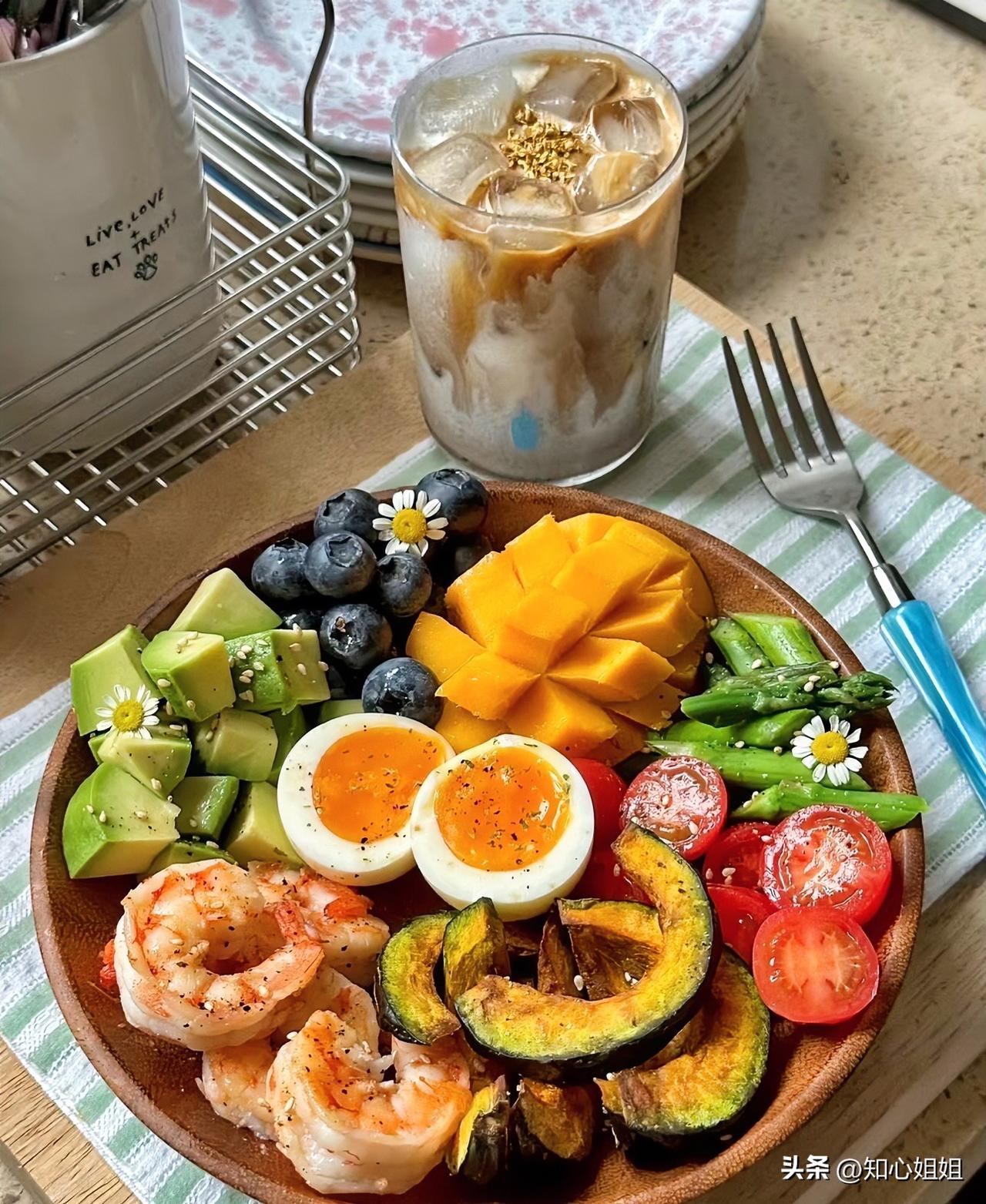一位内分泌科医生说过：
“如果晚上饿了，不要硬扛。扛着饥饿入睡，你以为你在燃烧脂