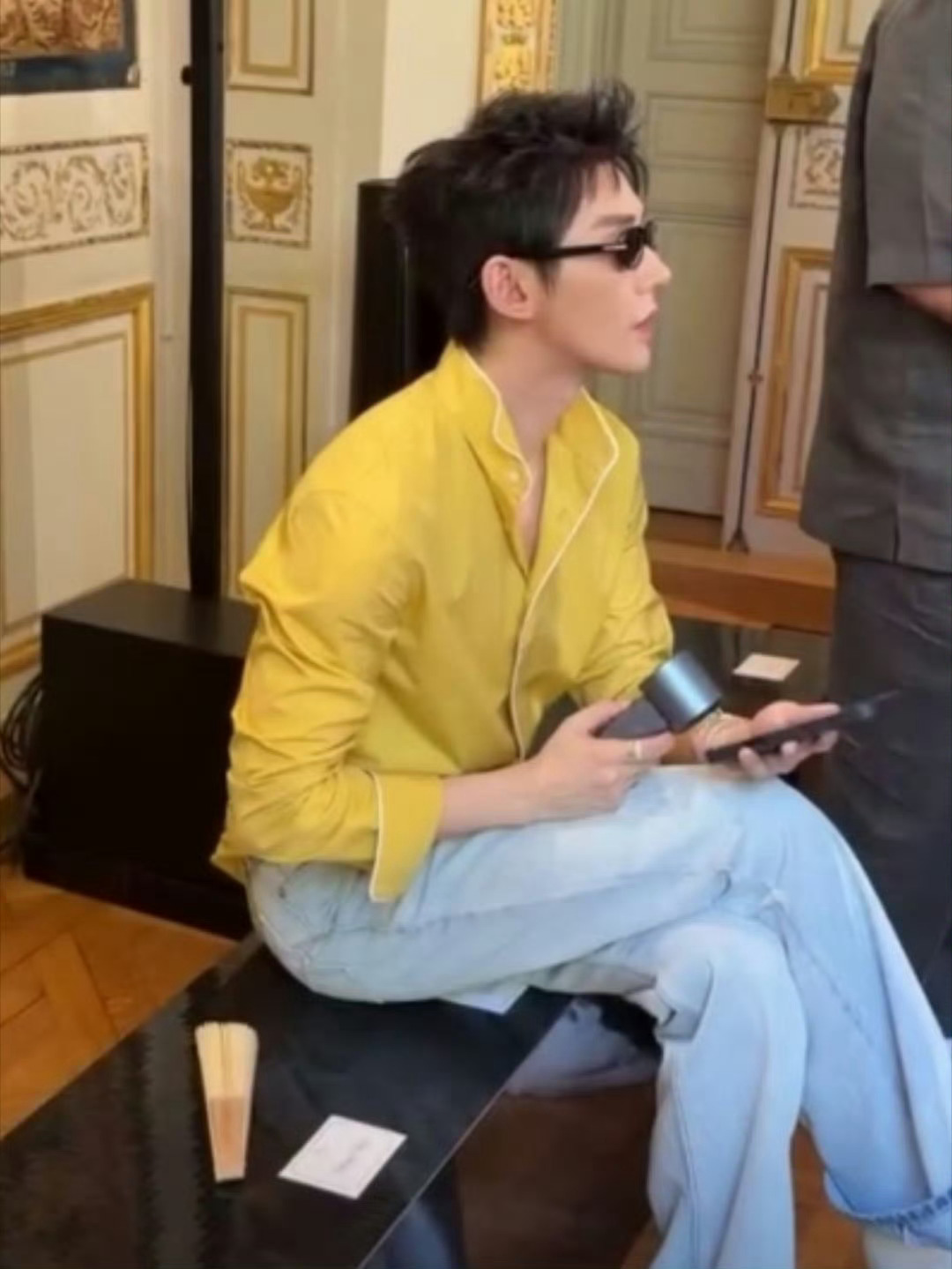 哥哥自带小风扇啦 真的太聪明啦
