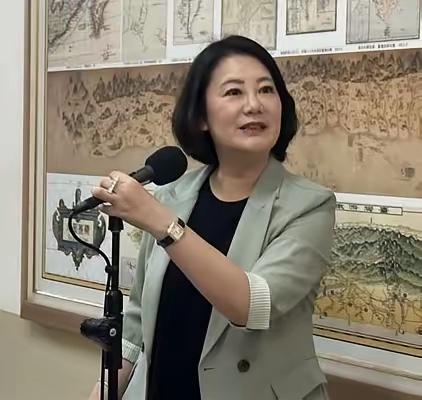 韩国瑜昨天骂傅崐萁，等同于绿委吴思瑶意外捡到枪了，立马酸韩国瑜一把:“两年半才浪