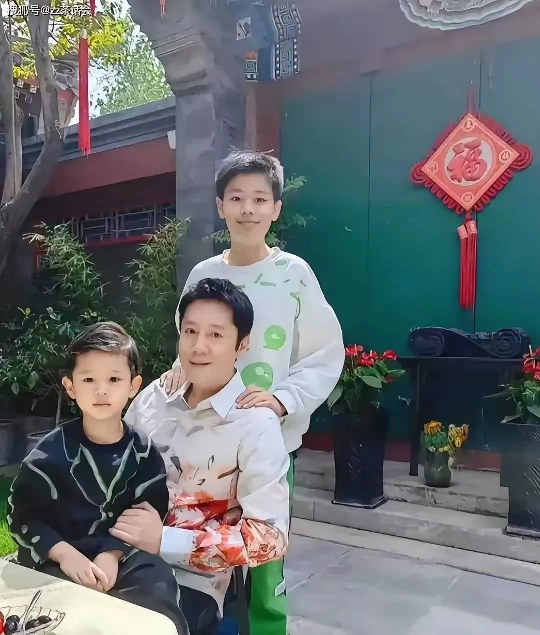 蔡国庆给弟弟每月两万，却不叫"接济"叫"工资"：这两个字，藏着大智慧

蔡国庆的