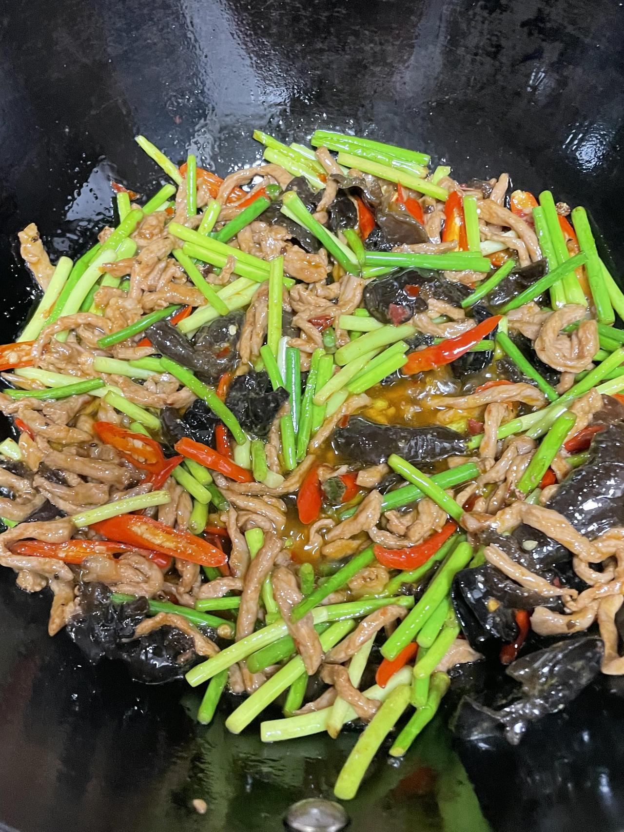 蒜苔木耳肉丝，干饭人必学下饭家常菜
 
给大家分享一款超下饭的家常小炒蒜苔木耳肉
