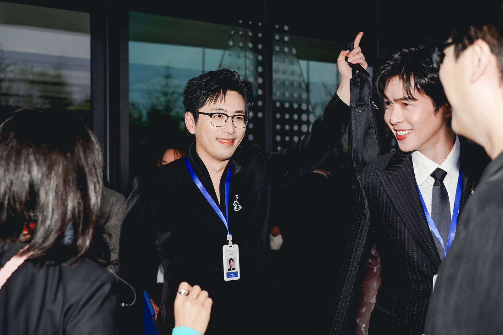 北影节问道体走红 张若昀白客红毯登场，和《年会不能停2》导演董润年、编剧应萝佳一