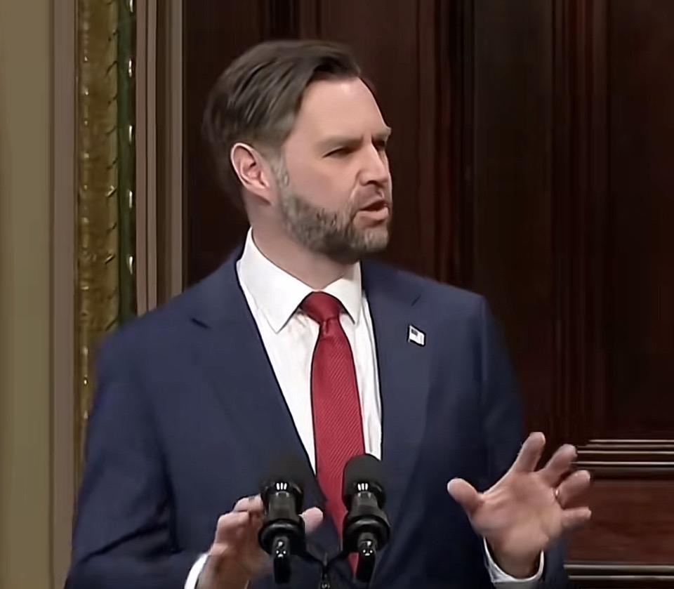 西装革履的演讲者，自信满满地发表讲话