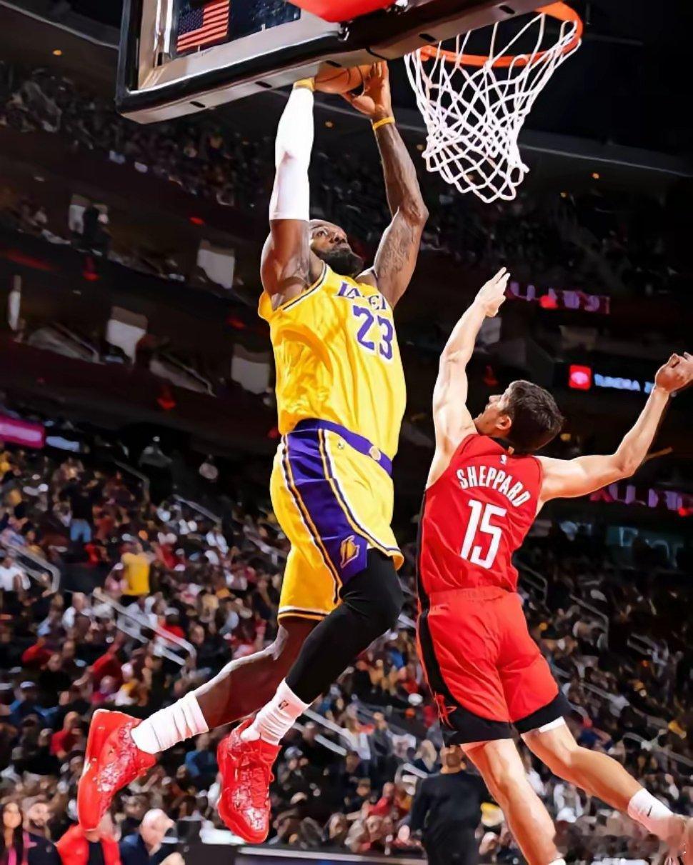 湖人战胜勇士湖人战胜勇士，火箭战胜76人队，恭喜湖人，暂时保住西部第四，这可是有