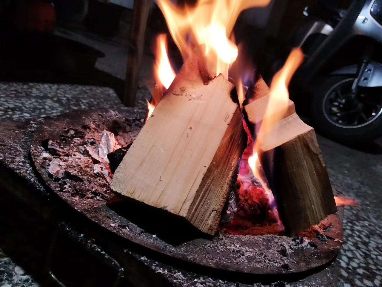 大理州剑川木匠火盆，暖意萦怀
             （张树忠）
      