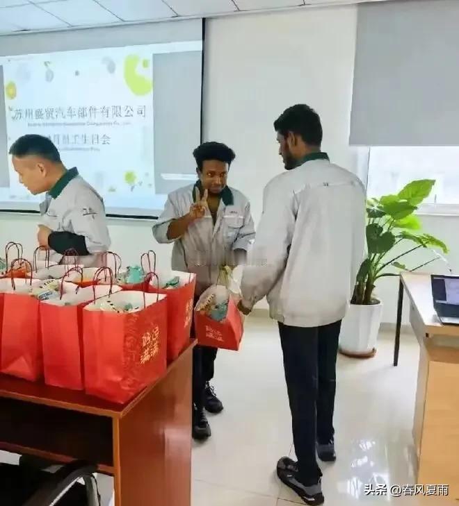 现场实拍！苏州工厂违规引进印度工人一事，涉事台企已被多部门联合调查。据多名实地探