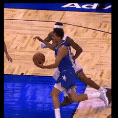 NBA赛场上的灵机一动！
魔术队的席瓦尔突破后，潇洒单臂上篮，只没想到，球上到一