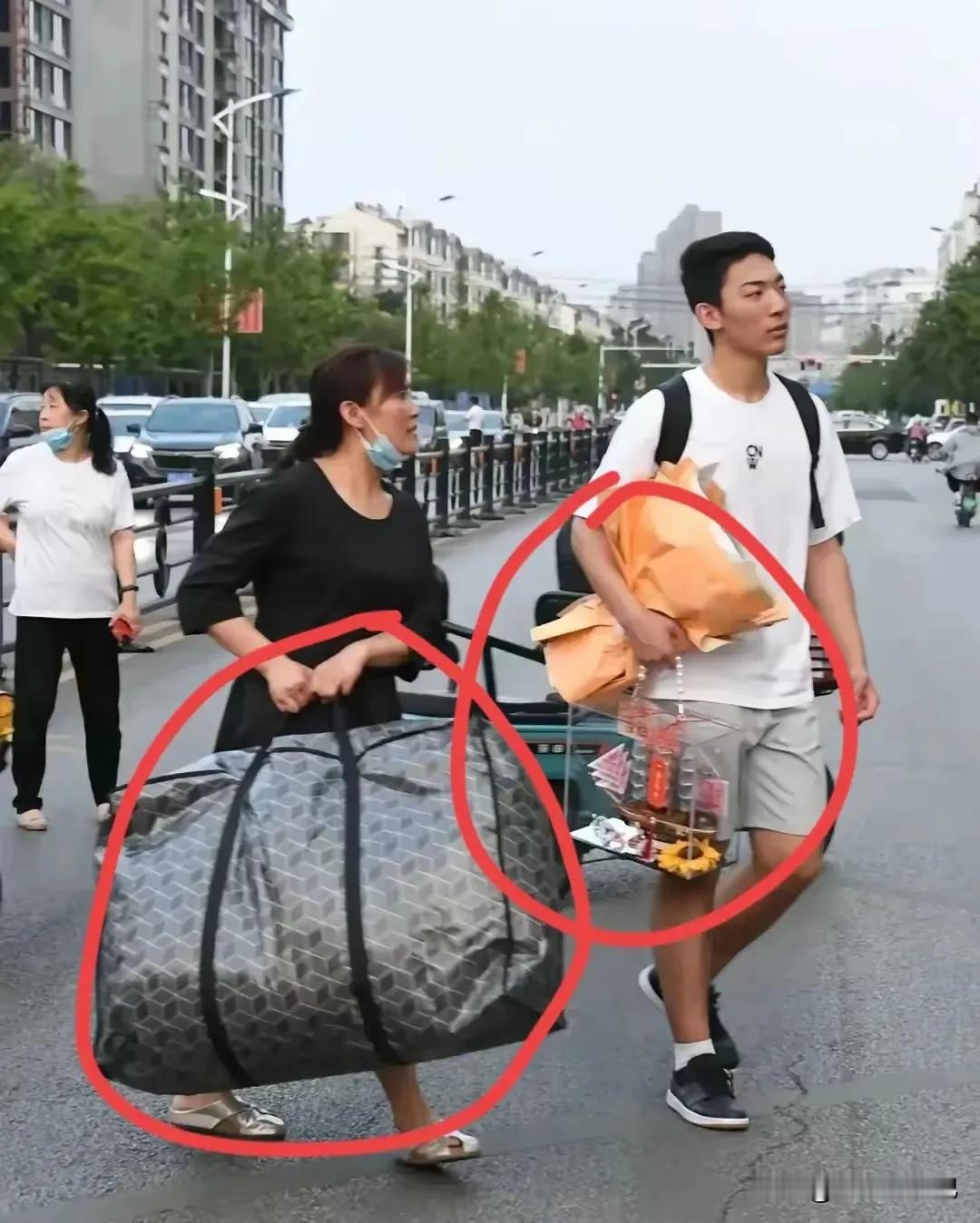 长不大的孩子，
宠过头的母亲，
这是全网对这张图片的评价，

小伙子年轻力壮，