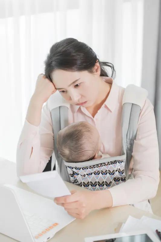 现在女人上班难，还是在家带孩子难，这真是个让人纠结的问题。上班的宝妈，总觉得亏欠