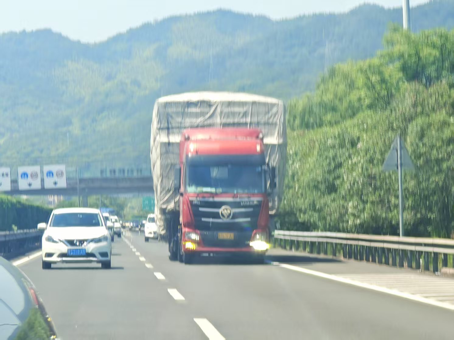 高速上碰到了这台车。如果没看错的话，这台车的内外后视镜是完全看不到本车后方的视野