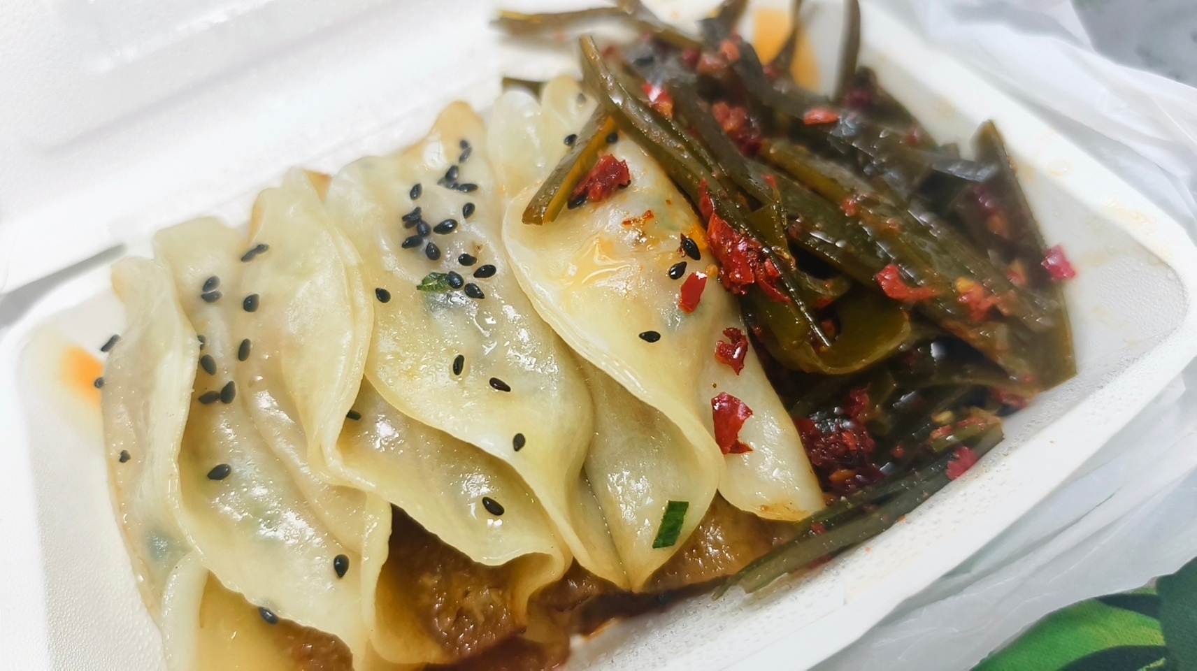 饿的要死的时候我就：人活一世吃撑了我就：真该死啊 