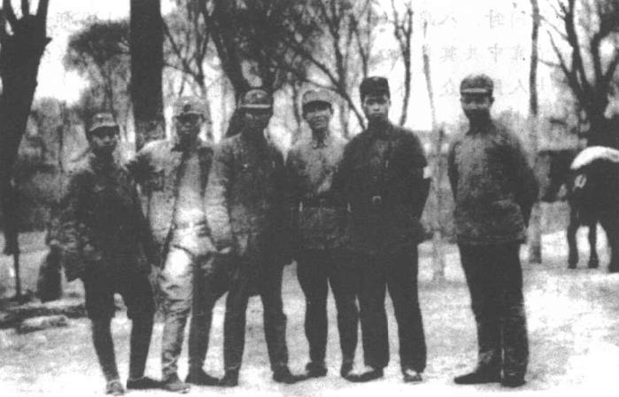 31939年3月，罗荣桓(左2)、张霖之(左5)等鲁西军政委员会部分成员在山东。