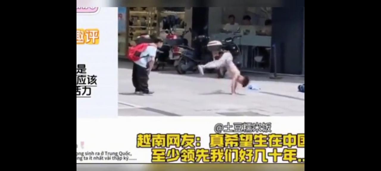 馆长滔滔不绝，大陆孩子超级棒。
狠打台湾政客不要脸，
大陆孩子自由自在，哪里有他