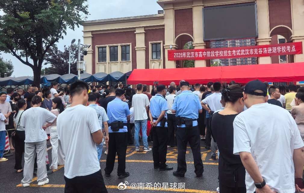 毫不夸张地说，我们家四口人，这两三天除了少年需要中考可能有紧张感。我们家另外三个