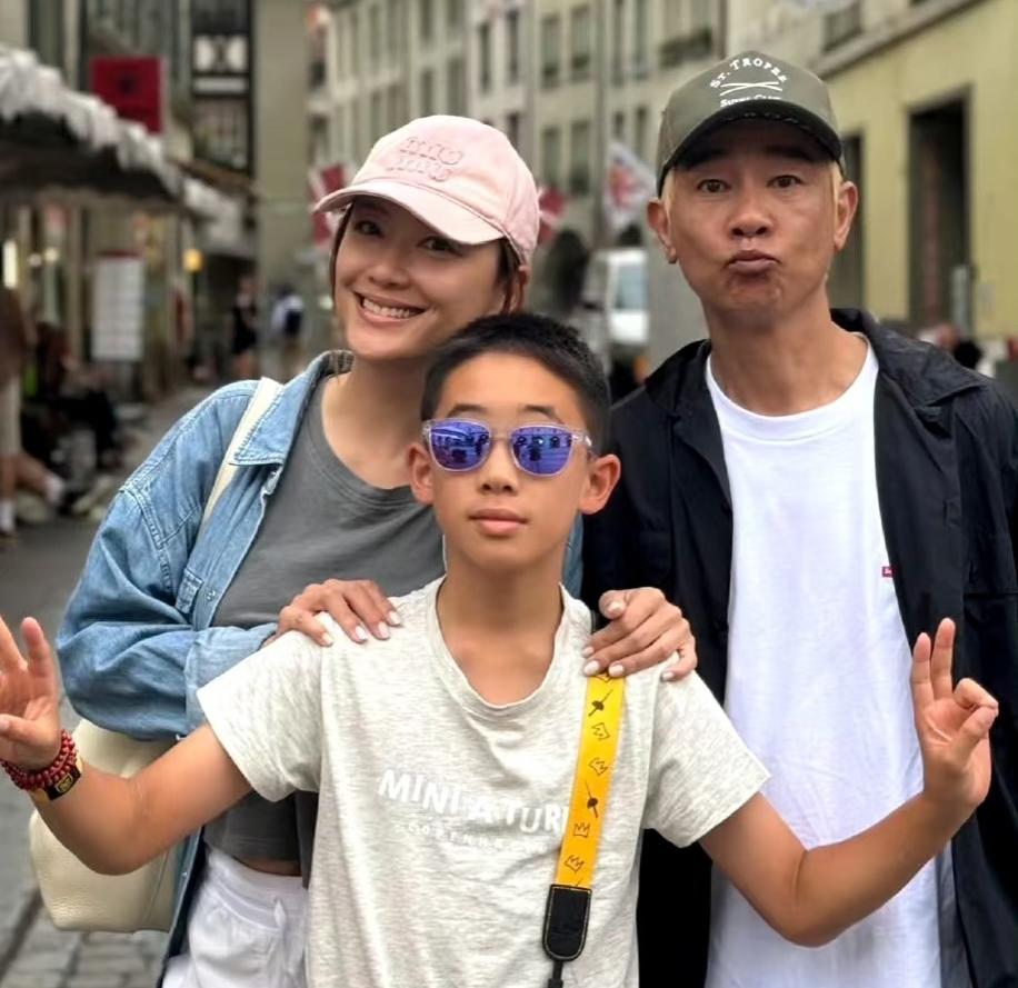 陈小春，
我是越来越不理解他了
他都58岁还在舞台上跳舞当舞担，到底图啥呢？
