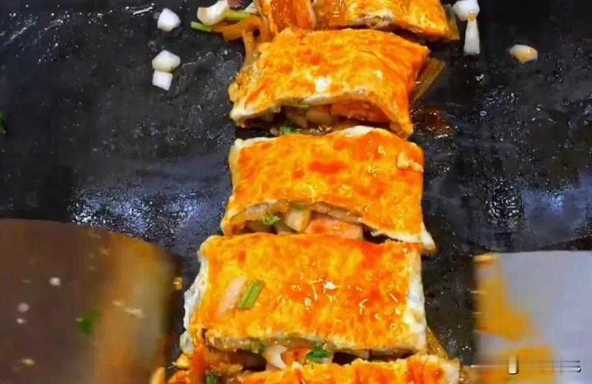 不知道大家发现了没有，每个小吃比较集中的地方，都有一个卖烤冷面的。这个烤冷面是小