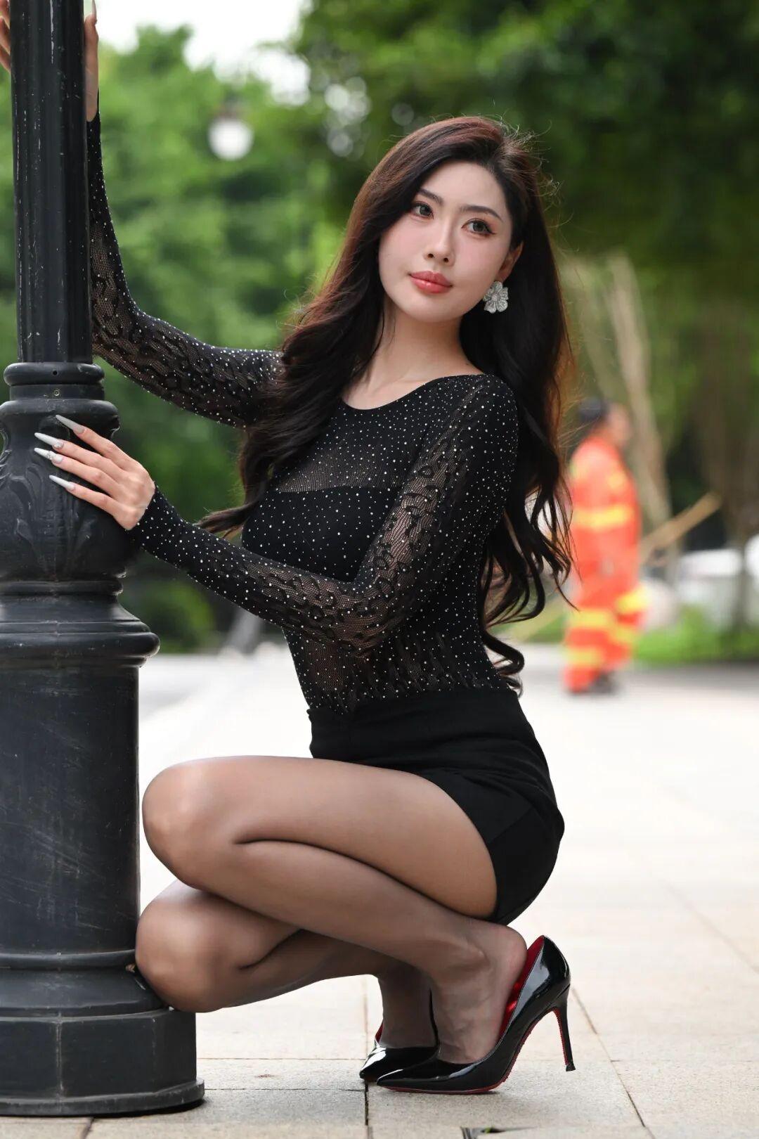 黑裙闪钻装的身材比例直接戳中审美
闪钻黑衫的精致撞上短裙的利落，把身材曲线放大得