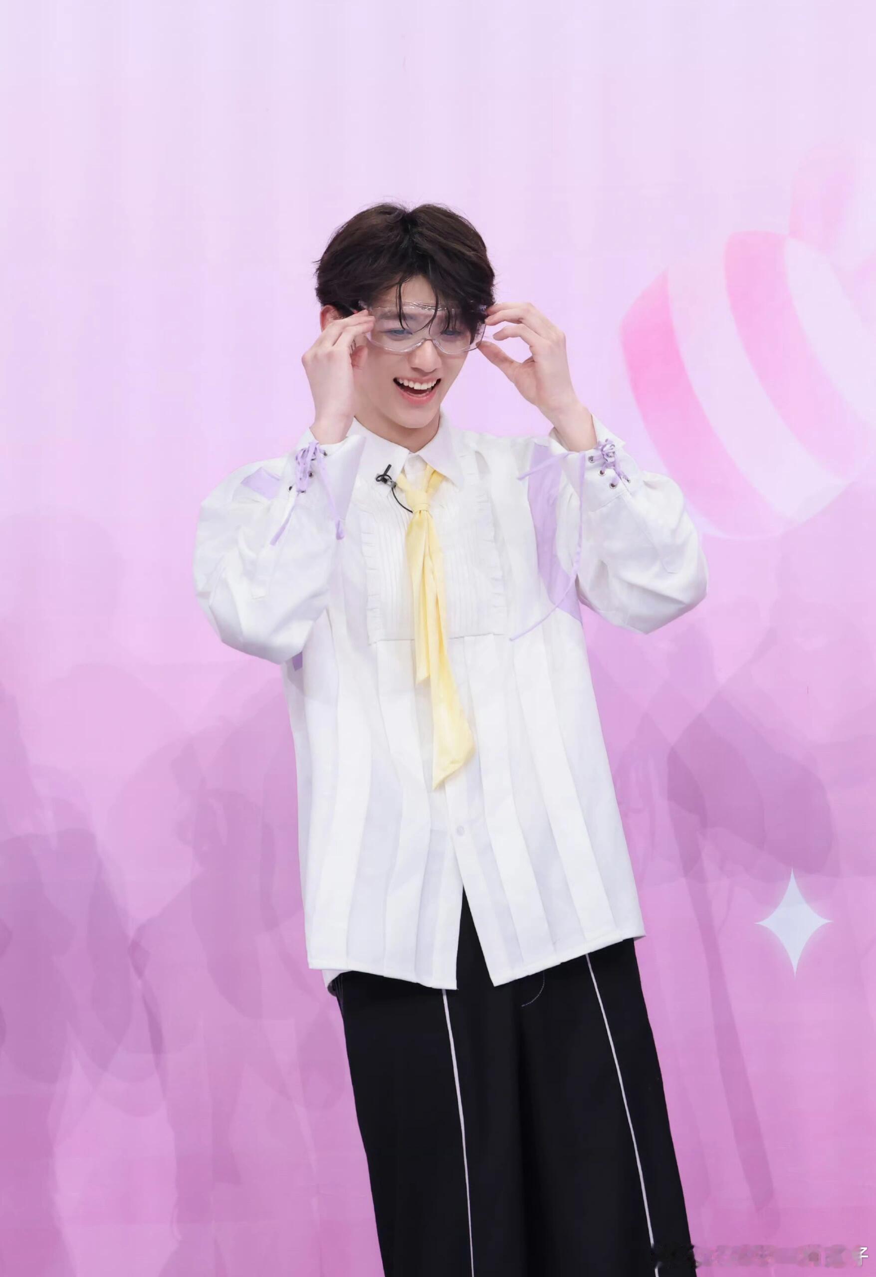 赖伟明跳第三个吻痕你好星期六舞台名场面来袭！赖伟明演绎第三个吻痕，少年气质和舞蹈