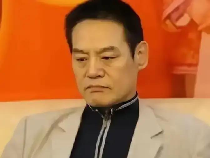 2002年，演员巍子推开儿子在美国租的豪华公寓大门，一眼就瞧见桌上放着副300美